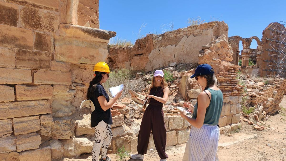 Algunas de las participantes del taller organizado por la organización World Monuments Fund en las ruinas de Belchite.