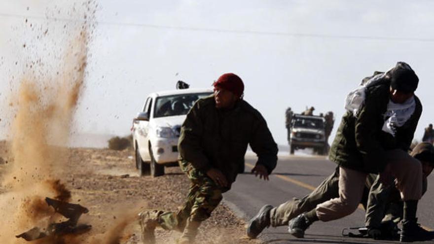 Los aviones de Gadafi siguen atacando enclaves rebeldes