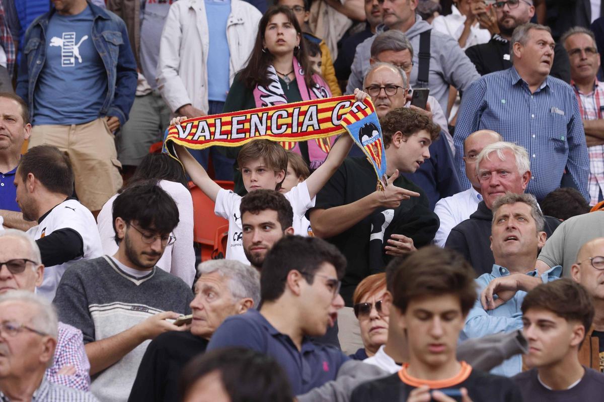 La emoción de Mestalla durante el derbi con el Villarreal