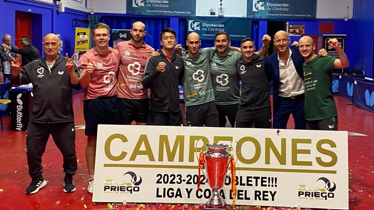 El Real Cajasur Priego, con el trofeo de campeón de liga.