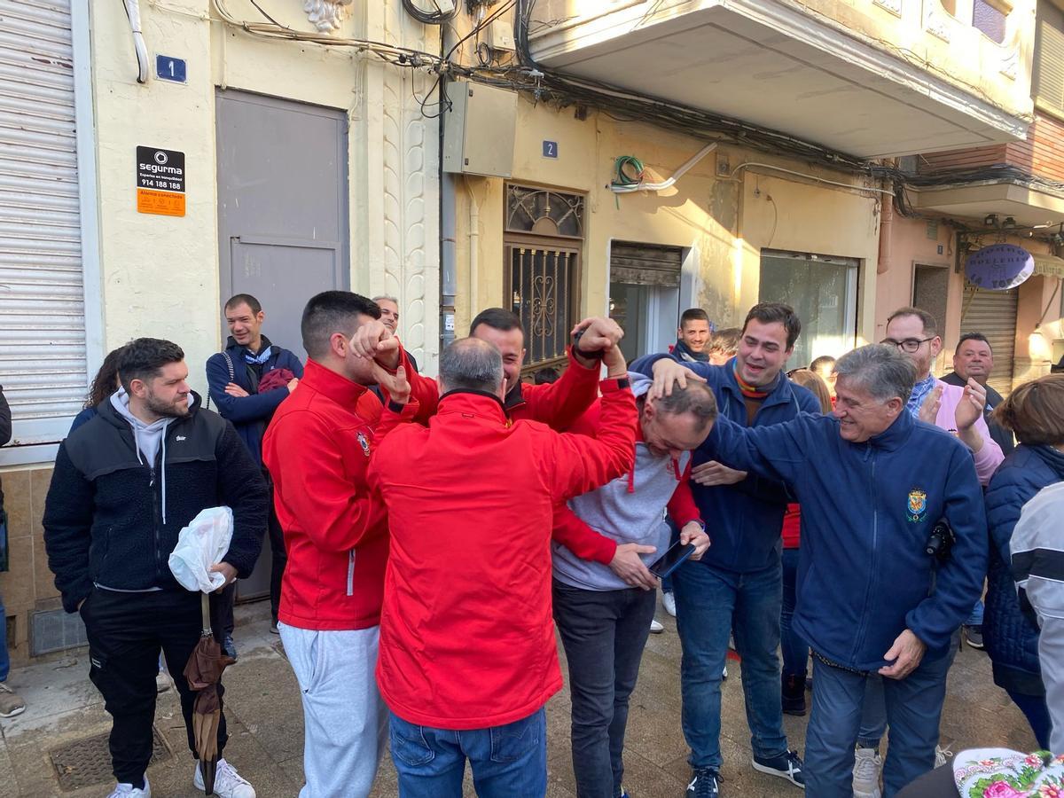 Representantes de Sant Roc se abrazan tras conocer el oro en Infantil.