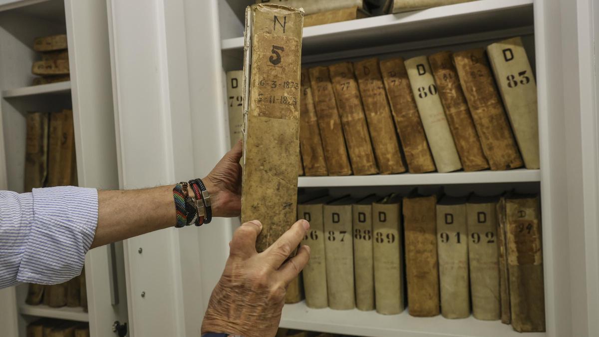 Imagen de los últimos libros del Registro Civil de Alicante entre los años 1870 y 1950 que faltan por escanear para culminar el proceso de digitalización.