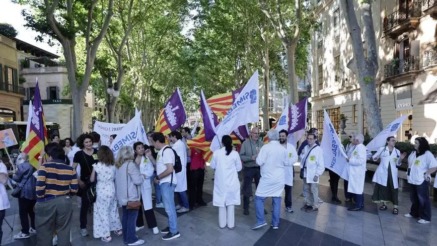 VĂDEO | Los mĂ©dicos vuelven a manifestarse en Palma y avisan que habrĂĄ mĂĄs medidas para redoblar la presiĂłn