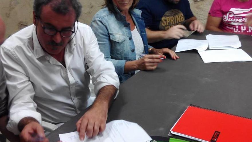 Joan Sastre (de blanco) firmando el pacto de gobierno.