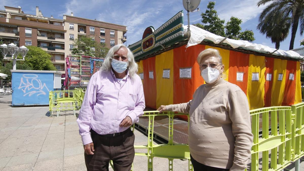 José Gálvez y Dolores Torralba, frente a las atracciones.