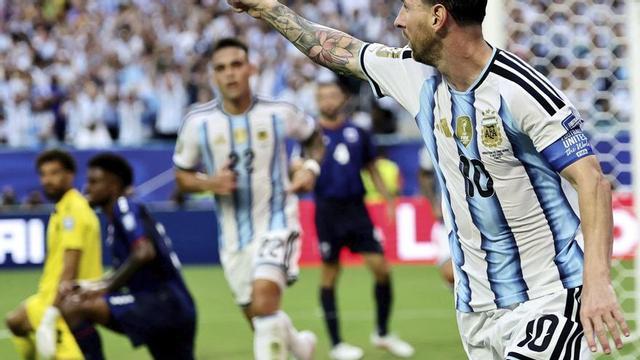 Messi celebra el seu gol contra Cap Verd en el partit de setzens del Mundial disputat a Miami. | RONALD WITTEK / EFE