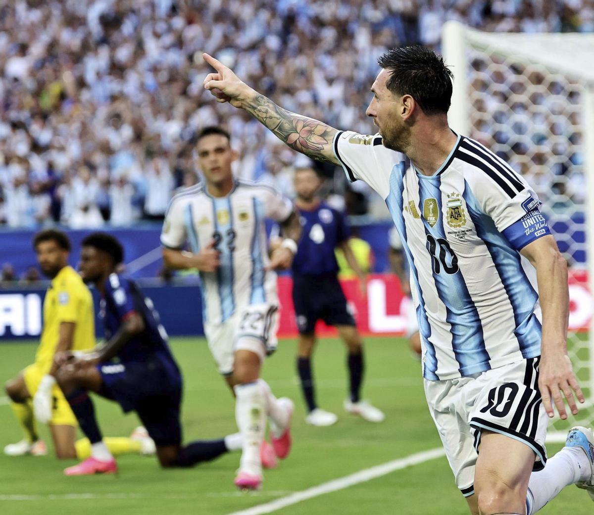 Messi celebra el seu gol contra Cap Verd en el partit de setzens del Mundial disputat a Miami. | RONALD WITTEK / EFE