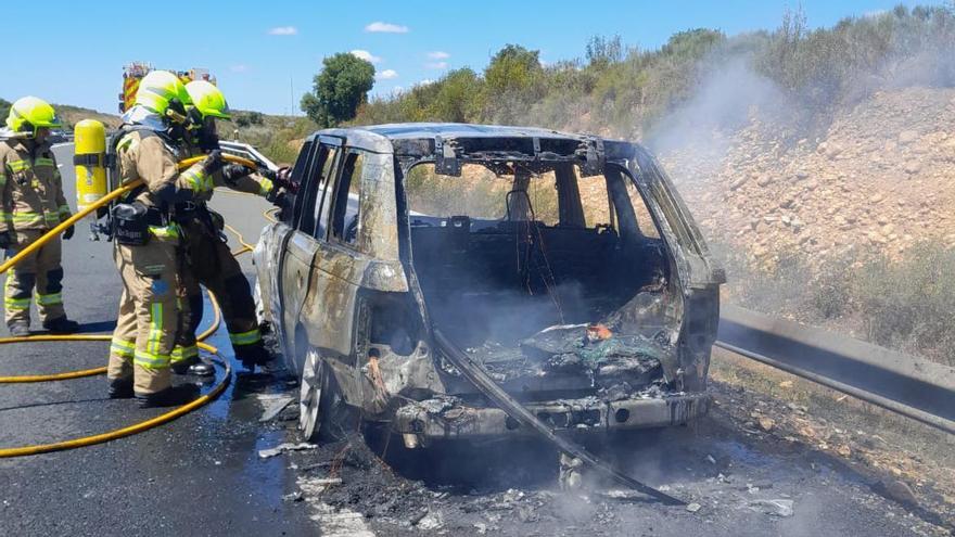 Susto en la A-5: los bomberos sofocan el incendio de un coche a la altura de Jaraicejo