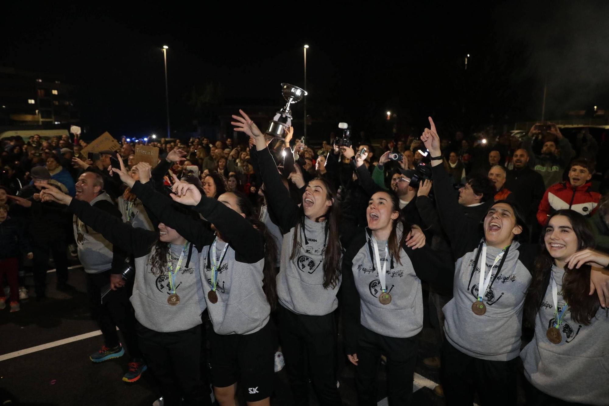 Así fue la llegada del Telecable Gijón tras ganar la Intercontinental de hockey sobre patines: "¡Enhorabuena campeonas del mundo!"