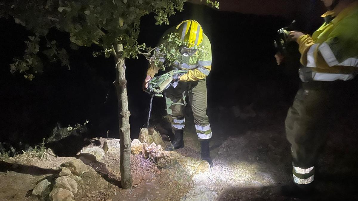 Momento del homenaje celebrado en memoria del agente medioambiental Ernesto Aparicio Esteve y el bombero forestal Emilio Abargues Bataller