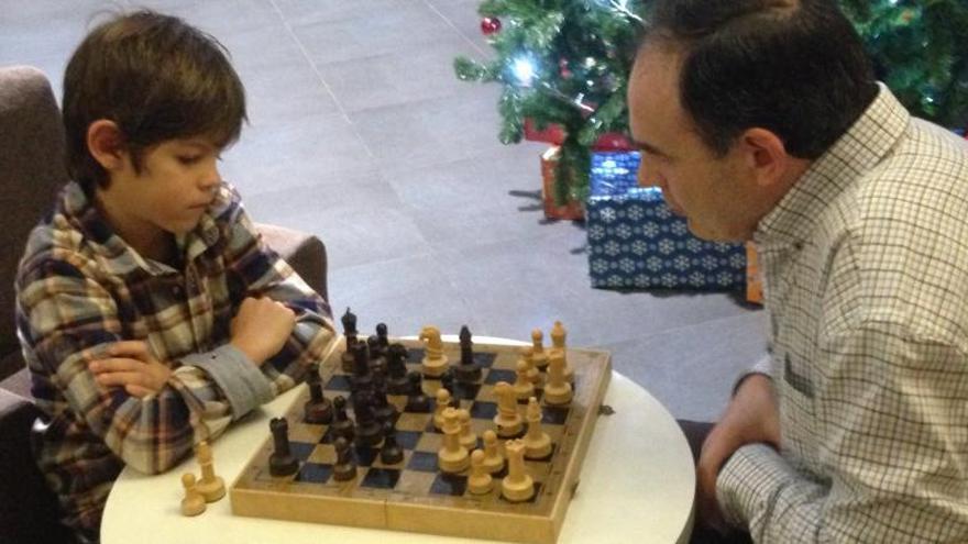 Dan Clotet jugant a escacs, una de les seves aficions.