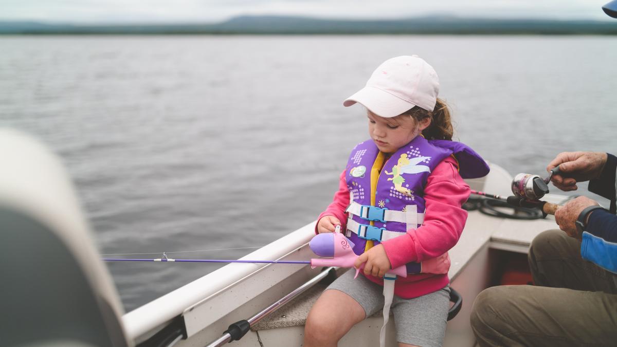 Una niña pescando