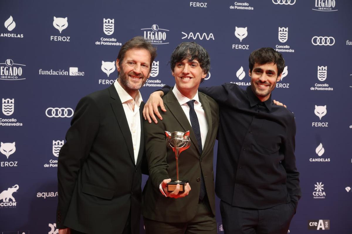 Javier Cámara posa con su premio