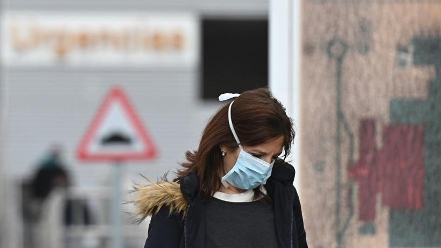 Una mujer frente al hospital de Alcalá de Henares.