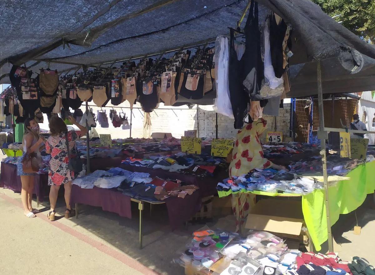 El mercadillo de los miércoles de Dos Hermanas, el rastro con ropa, artesanía y decoración a un euro