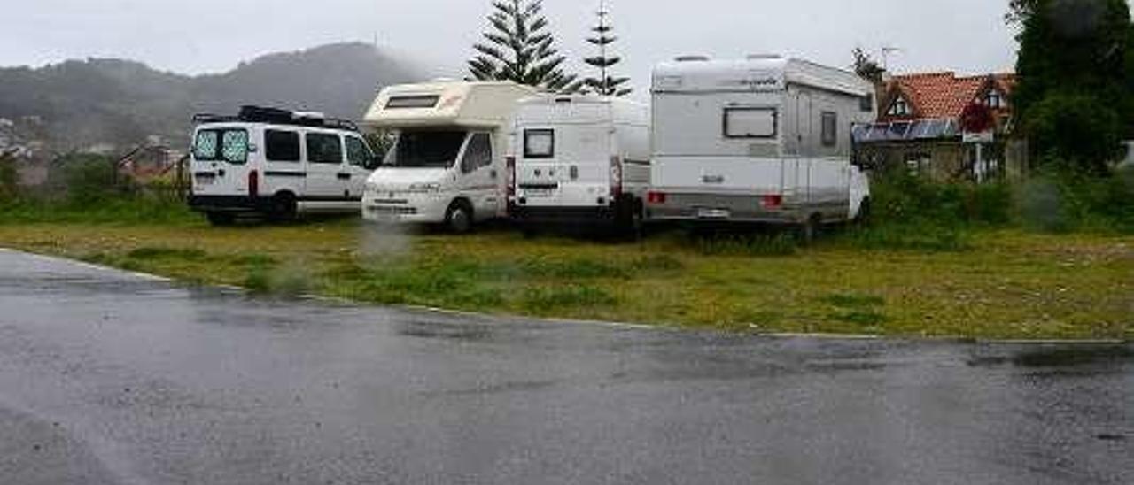 Caravanas estacionadas ayer en Altamira, en Cangas. // G.N.