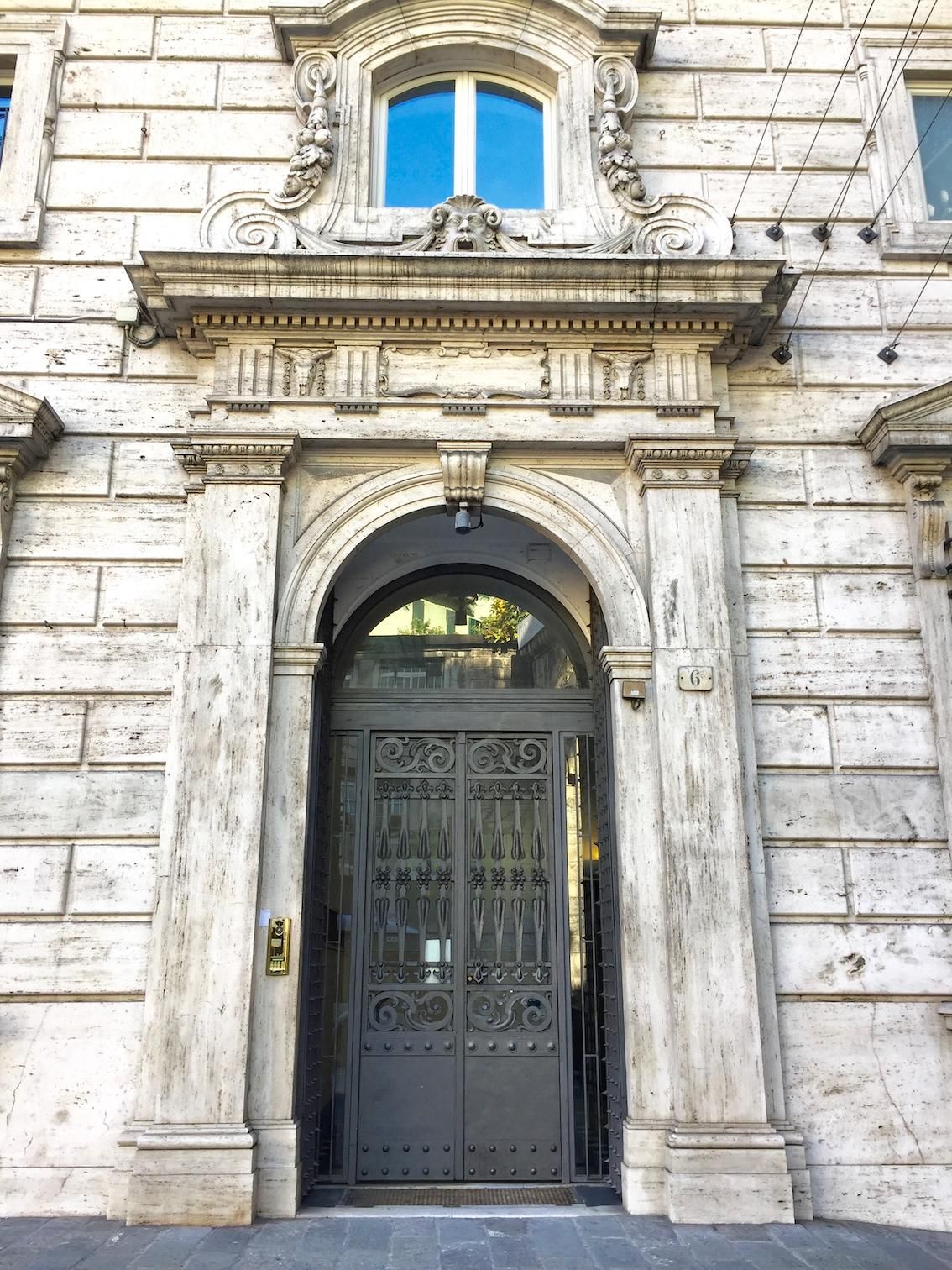 Un Airbnb en Italia con frescos en el techo como la Capilla Sixtina