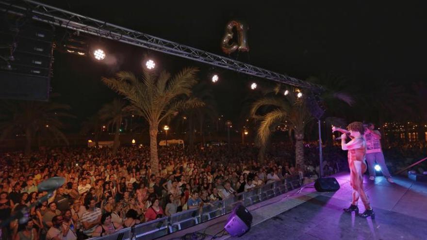 Una imagen de archivo de la multitudinaria fiesta del Flexas en el Parc de la Mar. | MANU MIELNIEZUK