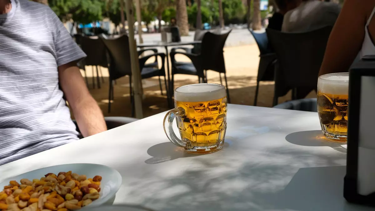 Ni tinto de verano ni cerveza: ¿qué bebidas tomar durante las olas de calor?