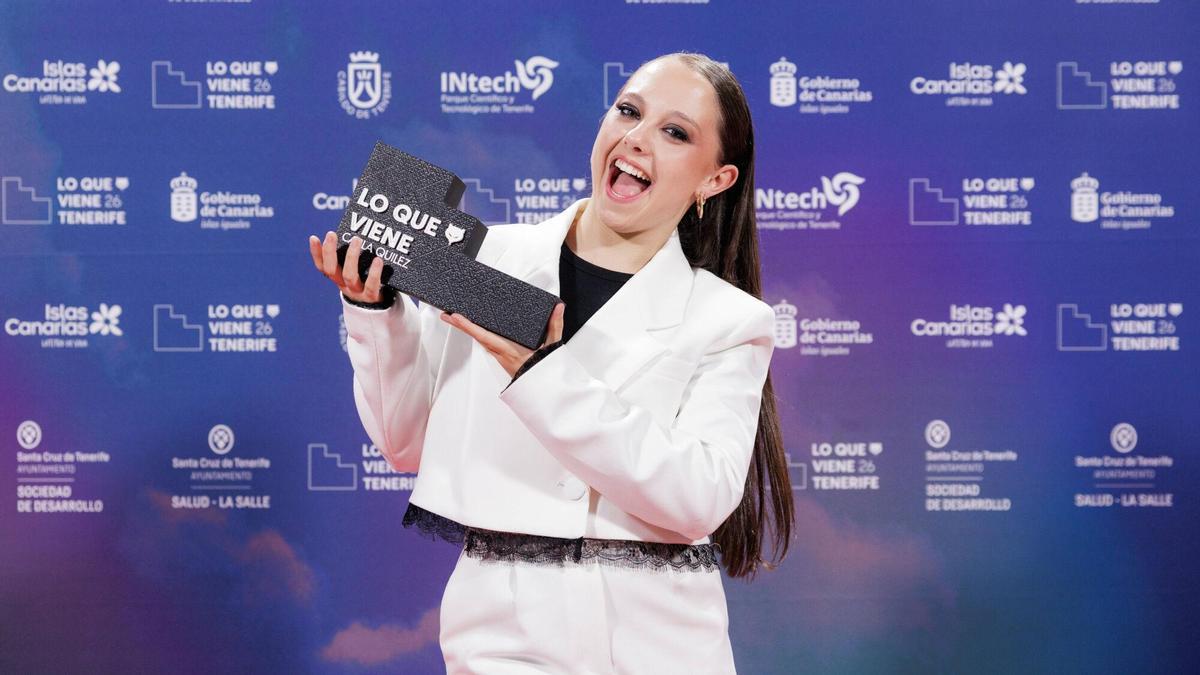 Carla Quílez con su premios, en Tenerife.