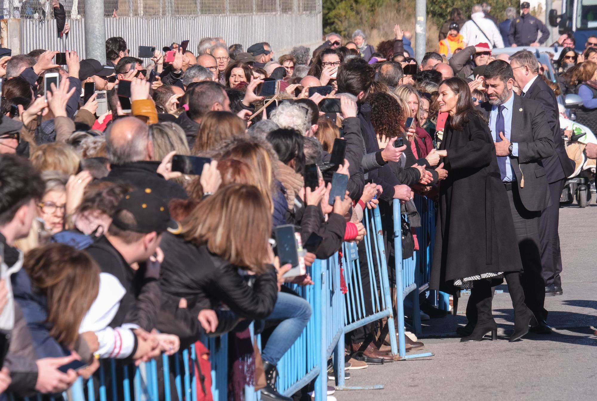 Recibimiento por todo lo alto y con gritos de "guapa" a la reina Letizia en Petrer