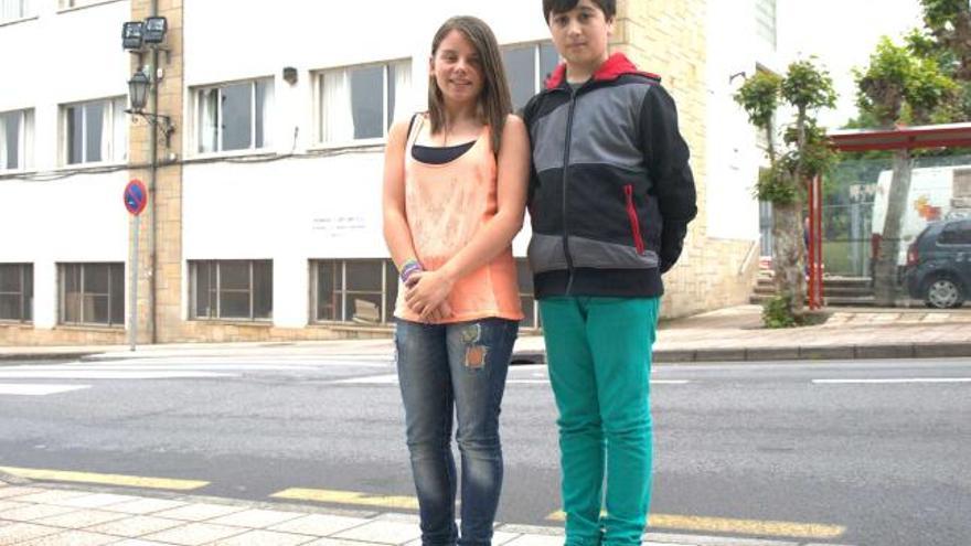 Lara de la Fuente y David González, ayer, delante de las instalaciones del instituto de Noreña.