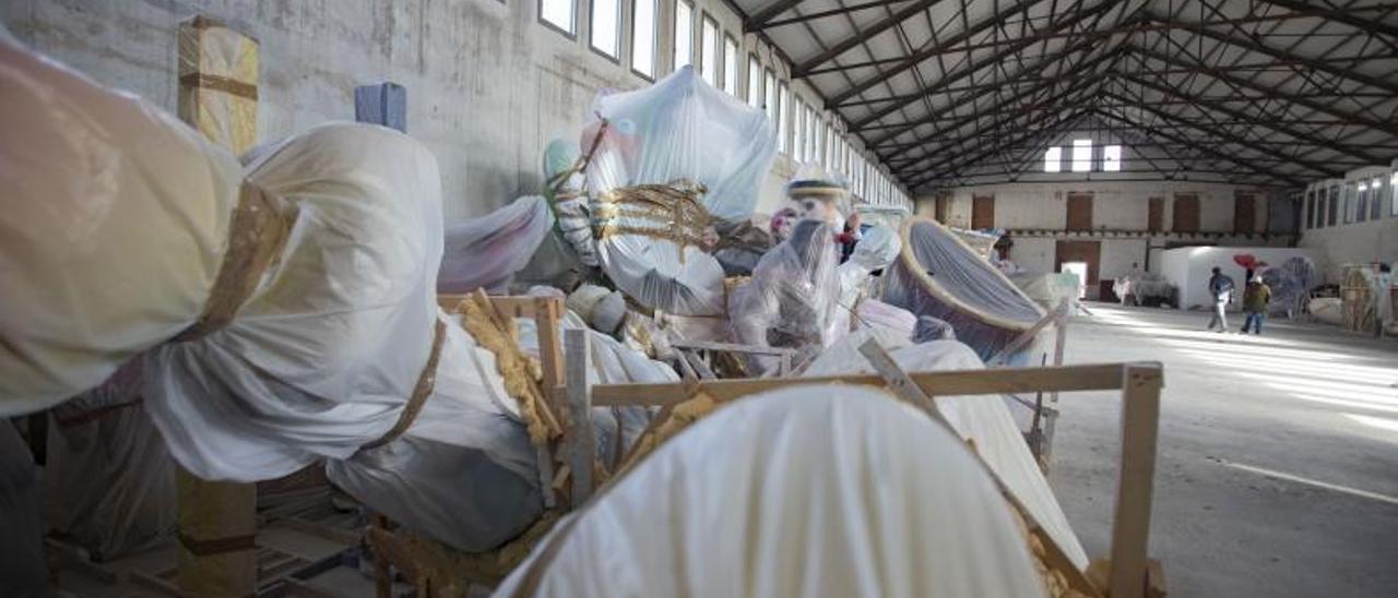 Fallas de Alzira almacenadas en el almacén de Cucó, de propiedad municipal. | PERALES IBORRA