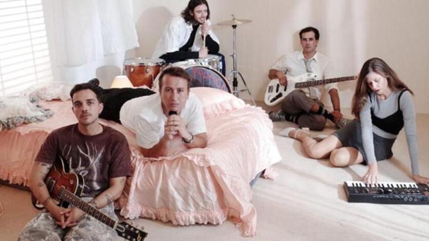 Niña Polaca plasma el desahogo constante de una generación que teme por su futuro en su último disco