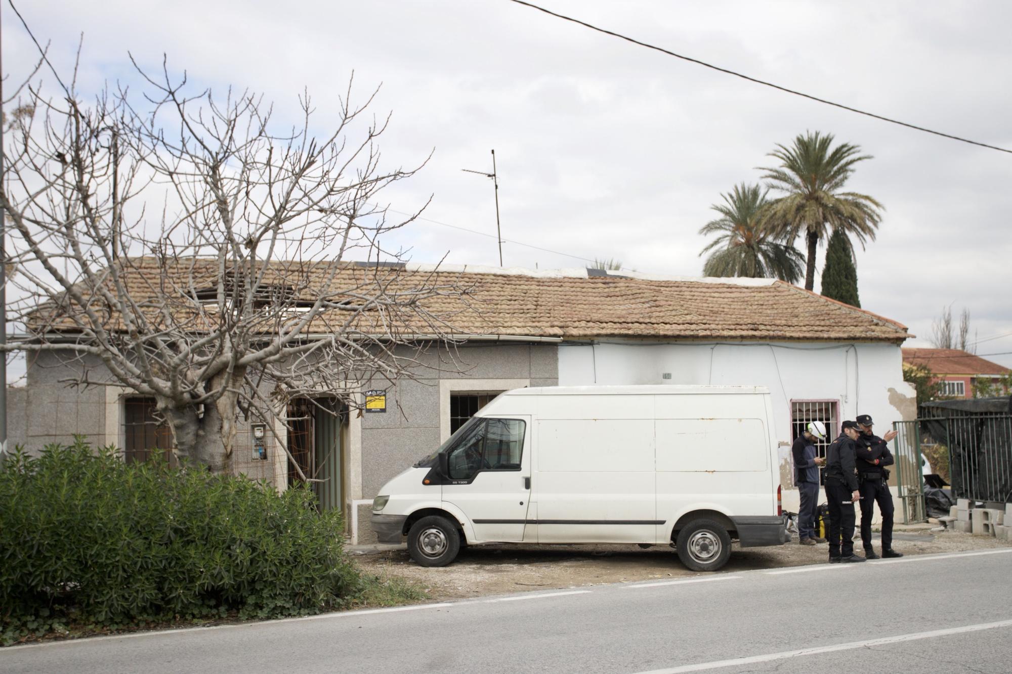 Descubren un arsenal de armas de guerra en una casa incendiada en Murcia