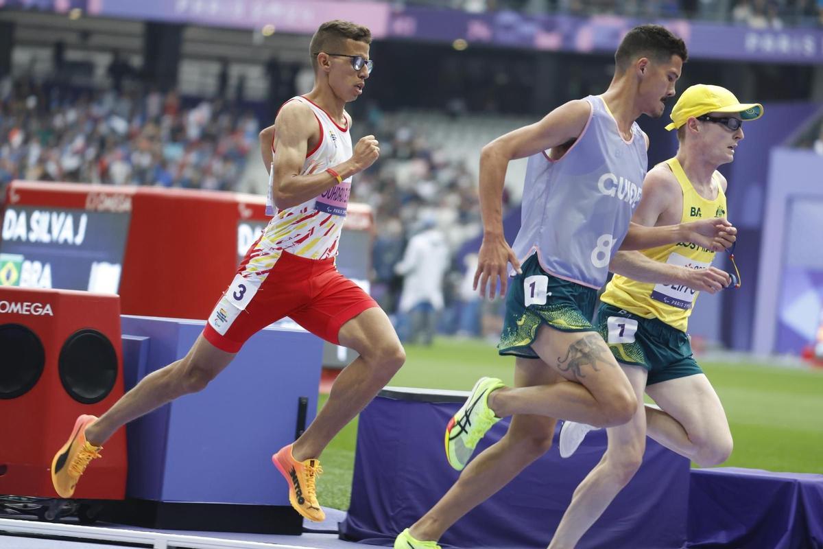 Yassine Ouhdadi durante la última vuelta en la final de los 5000 metros, donde consiguió el oro.