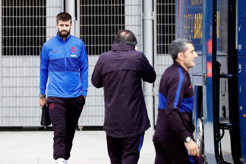 Els jugadors del Barça surten del Camp Nou