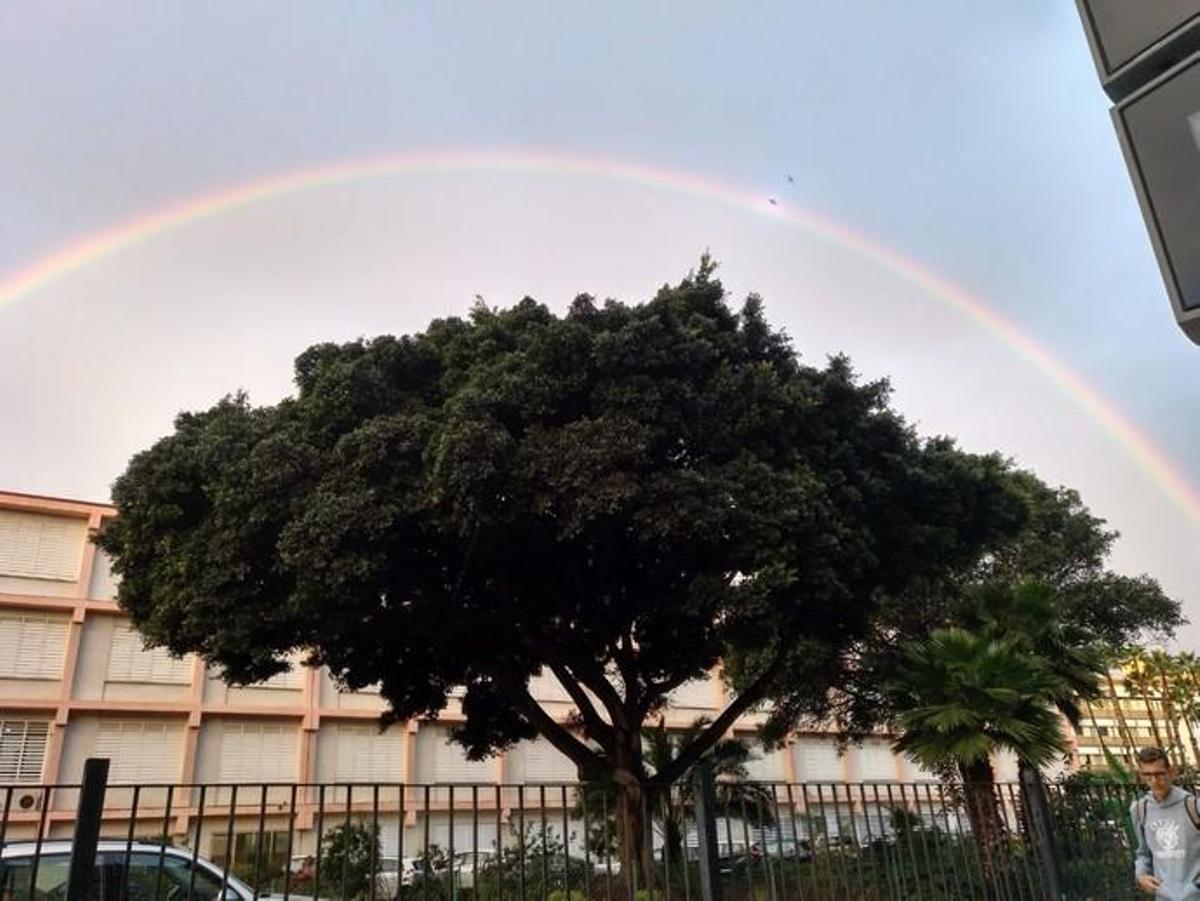 Arcoíris sobre los institutos de la calle Tomás Morales.