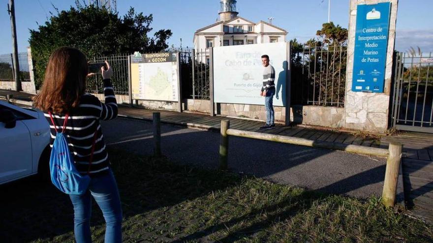 Turistas en el Cabo Peñas.