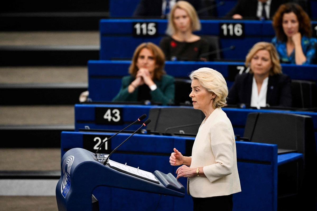 La presidenta de la CE, Ursula von der Leyen, con las vicepresidentas Teresa Ribera y Henna Virkkunen de fondo.