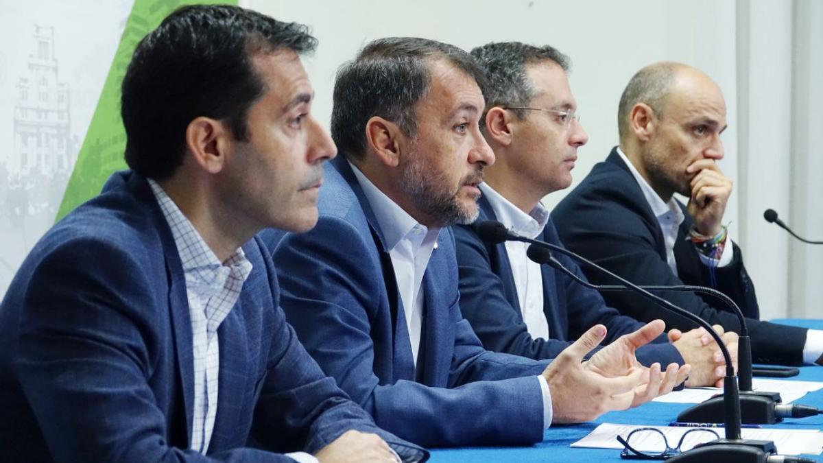 El alcalde, arropado por tres de los concejales del equipo de gobierno, hace balance de los Fondos Next Generacion.