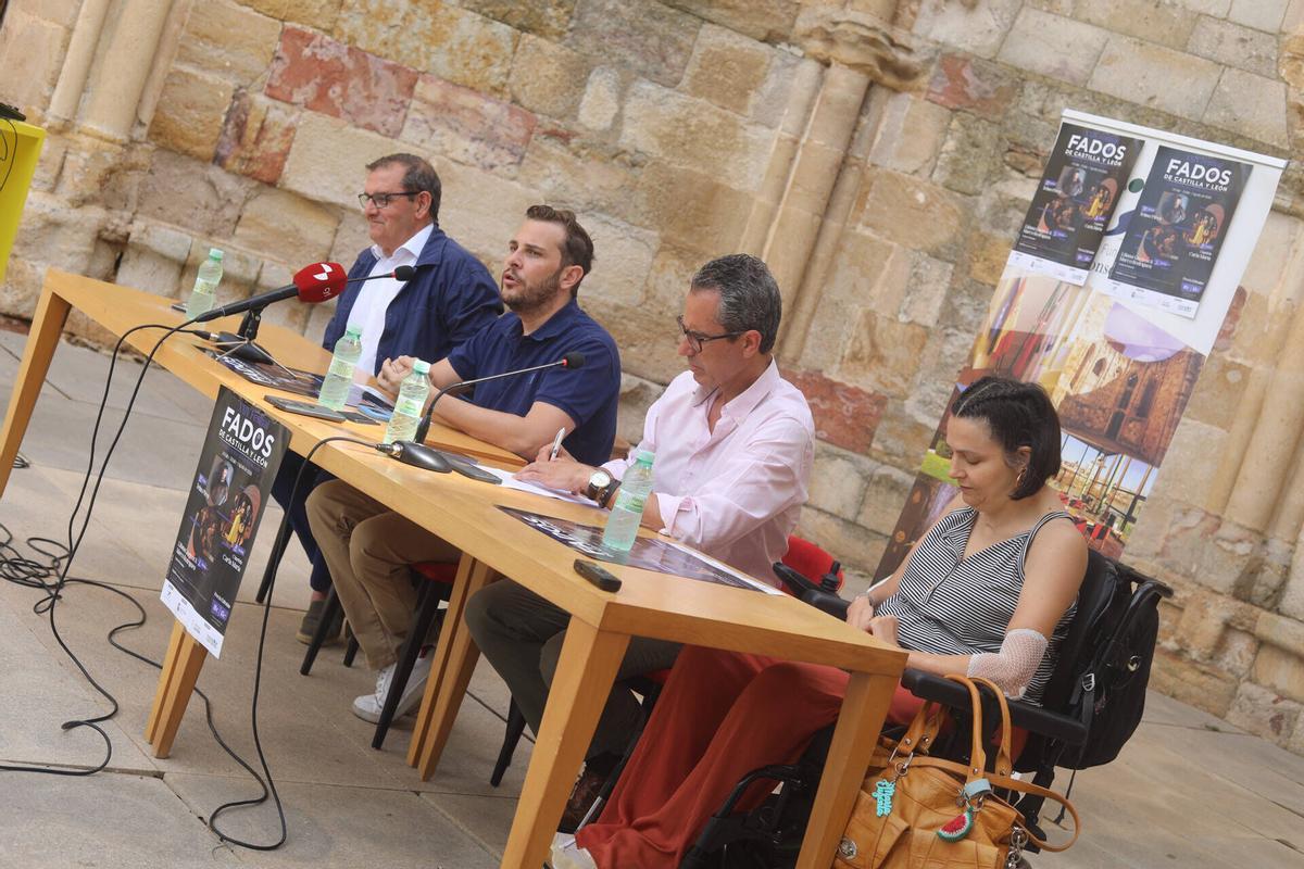 Zamora. El vicepresidente primero de la Diputación, Víctor López de la Parte; el secretario general de la FRAH, José Luis Gonzalez Prada, y un representante del colectivo organizador presentan el Festival D'Onor. En la capilla anexa al lugar donde se celebra la rueda de prensa prev
