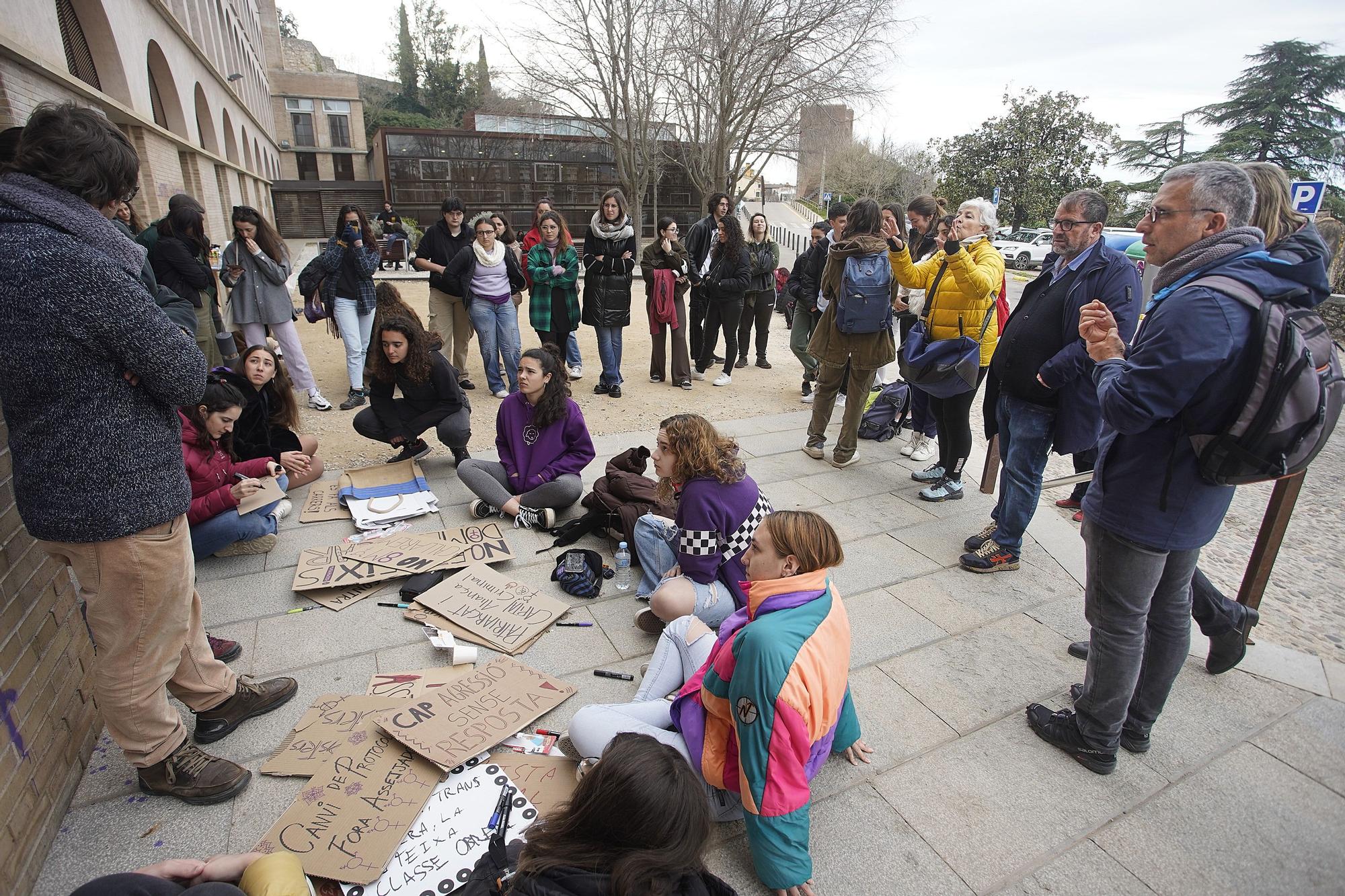 Els piquets per la vaga feminista bloquegen l'entrada al Campus del Barri Vell de la UdG