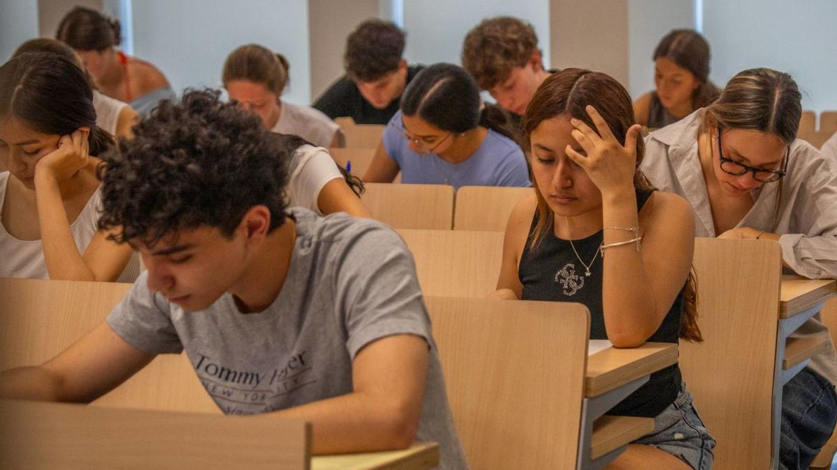 Imatge d’arxiu de proves d’accés a la universitat a la UB, el juny passat. | JORDI OTIX