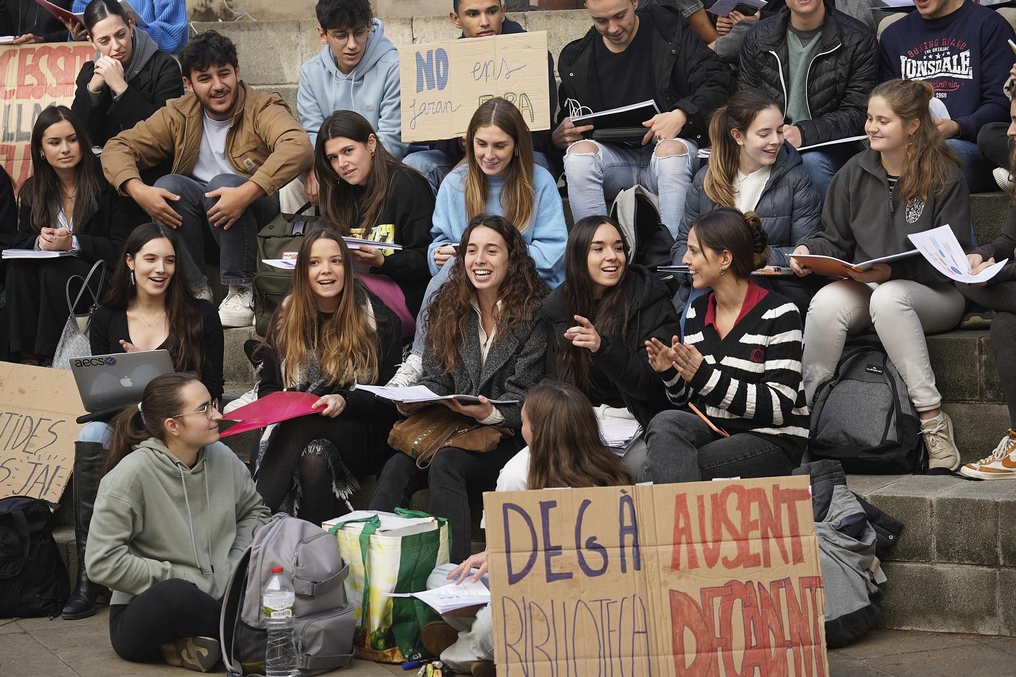 Els estudiants de la facultat d'Infermeria i Medicina protesten per la nova bilbioteca