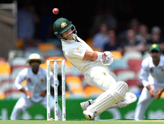 El bateador de Australia, David Warner, evita una lanzamiento del Shaman Afridi de Pakistán en el segundo día del primer partido de cricket de prueba entre Pakistán y Australia en el Gabba.