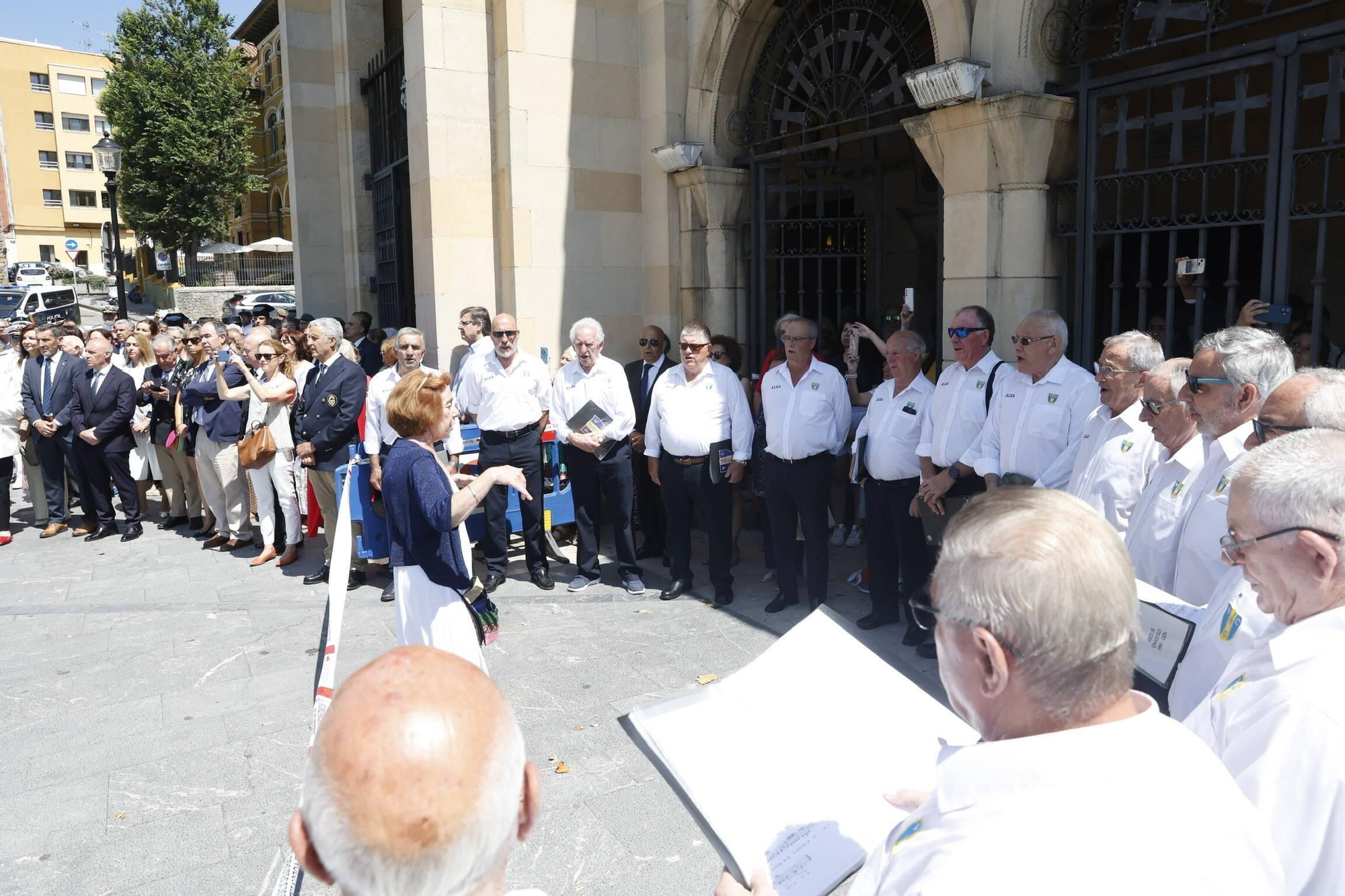 La misa con la Armada y la ofrenda floral del Carmen en Gijón, en imágenes