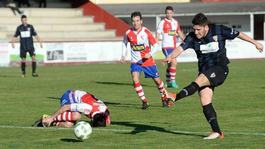 Emilio, del Céltiga, dispara a portería en un lance del juego en el partido de ayer. // Noé Parga