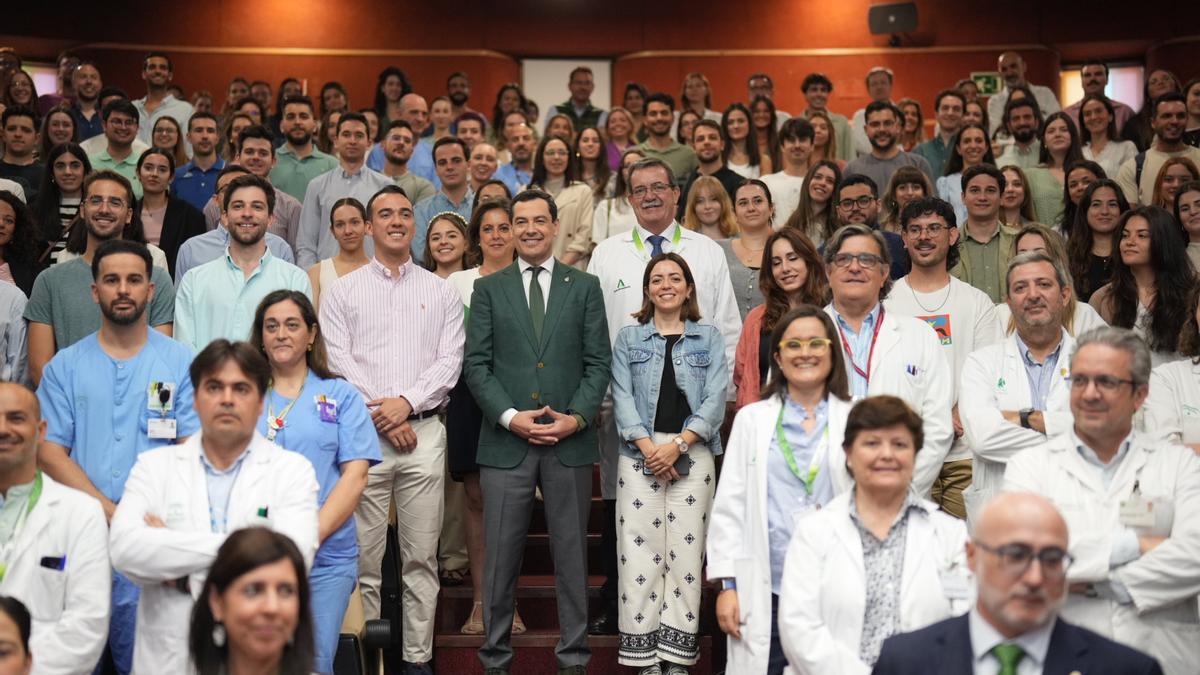 El presidente de la Junta de Andalucía, Juan Manuel Moreno, junto a la nueva promoción de MIR en el Hospital Virgen del Rocío