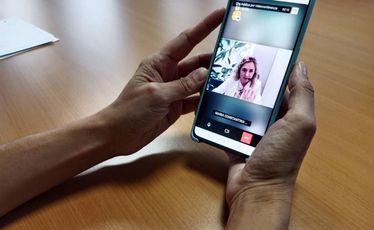 Videoconsulta de una facultativa del Hospital Álvaro Cunqueiro. | C.S.