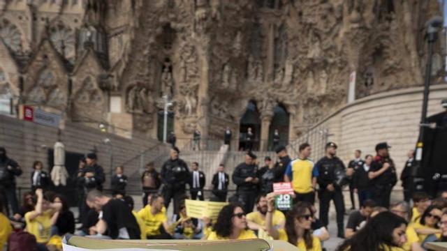 Bloqueig de la Sagrada Família dels professors instal·lant pupitres. | FERRAN NADEU
