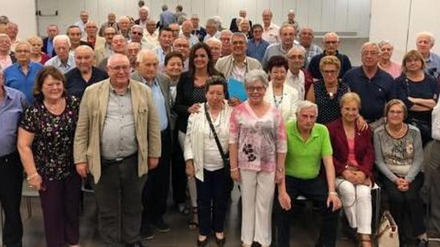 La teniente de alcalde Sandra Gómez, junto a presidentes y presidentas de los centros de mayores.