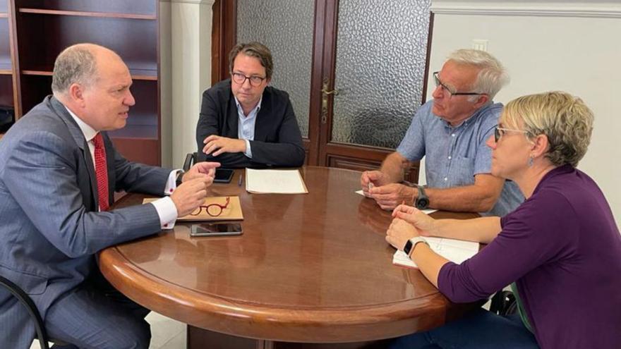 Reunión entre José Marí Olano
y Juan Giner (PP) con Joan Ribó
y Papi Robles (Compromís).