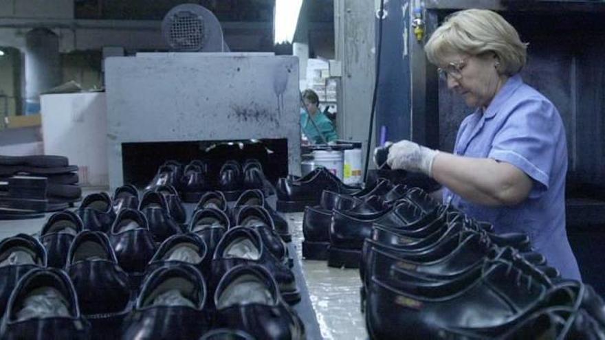 Trabajadoras en una empresa de fabricación de calzado de Elche.