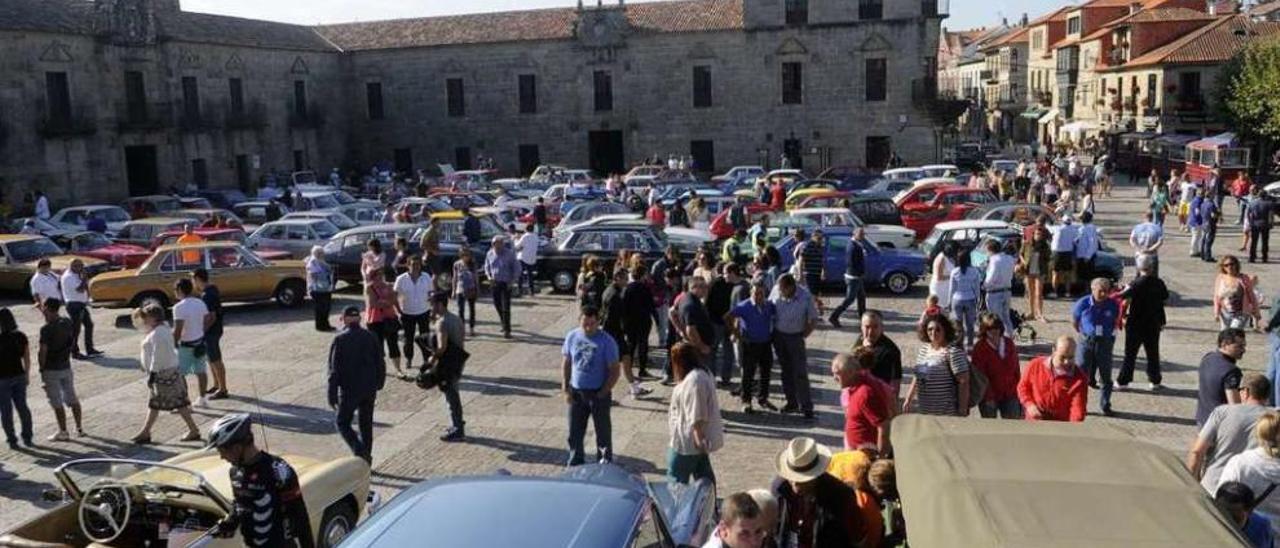 Vista de los coches clásicos e históricos estacionados en la emblemática plaza de Fefiñans. // Noé Parga