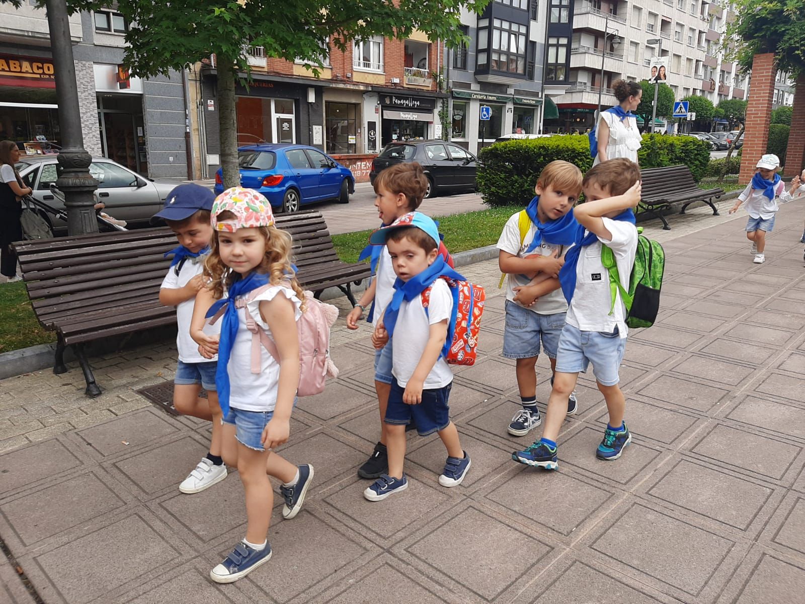 Los niños de la Pola ensayan para el Carmín: así ha sido la romería de la Escuela Peña Careses